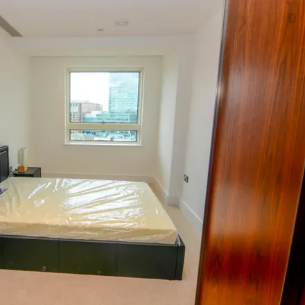 Rent this 5 bed room on Talisman Tower in 6 Lincoln Plaza, Millwall