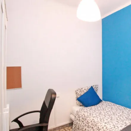 Rent this 4 bed room on Pollería Huevería Guasch in Carrer Nou de la Rambla, 08001 Barcelona