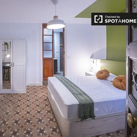 Rent this 8 bed room on Carrer d'Entença in 46003 Valencia, Spain