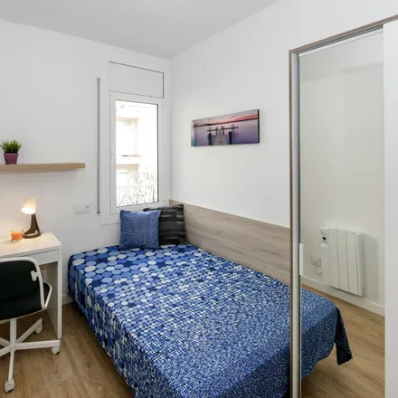 Rent this 6 bed room on Carrer d'Orient in 08904 l'Hospitalet de Llobregat, Spain
