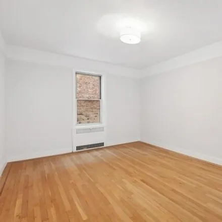 Image 7 - 91 Payson Avenue, New York, NY 10034, USA - Apartment for sale