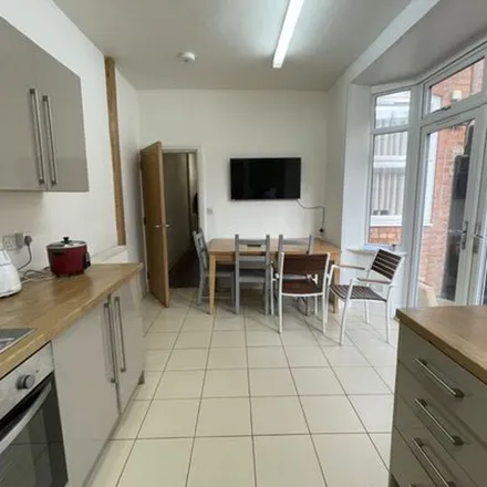 Image 7 - Beaconsfield Road, Leicester, LE3 0PB, United Kingdom - Townhouse for rent