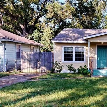 Rent this 2 bed house on 3463 Mount Pleasant Street in South Lawn, Houston