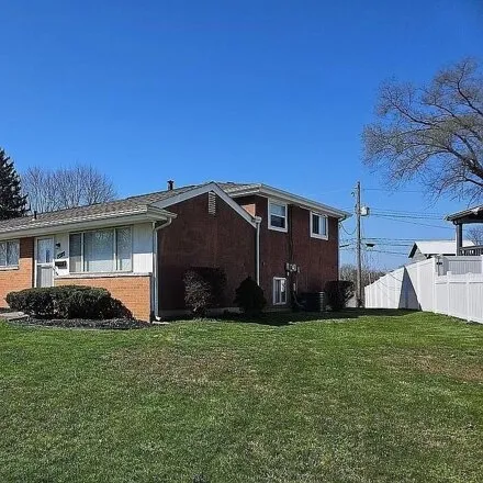 Buy this 3 bed house on 2617 Maybury Road in Columbus, OH 43232