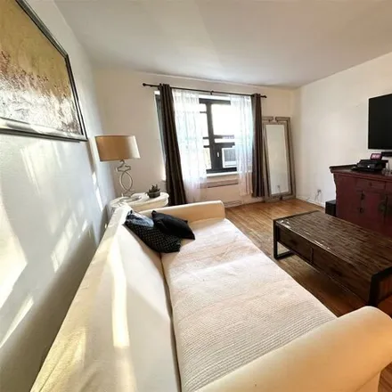 Image 2 - 211-05 75th Avenue, New York, NY 11364, USA - Apartment for sale