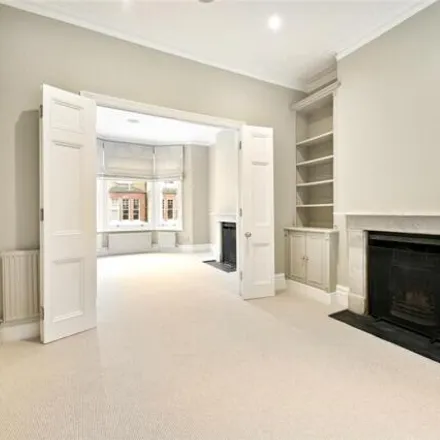 Rent this 6 bed townhouse on Warriner Gardens in London, SW11 4DZ