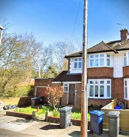 Rent this 5 bed duplex on Kings Close in London, NW4 2JT