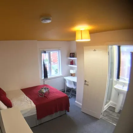Rent this 5 bed townhouse on Crewe in CW2 7LB, United Kingdom
