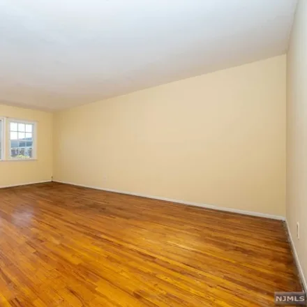 Image 3 - 33 Exeter Road, Greenville, Jersey City, NJ 07305, USA - Townhouse for sale