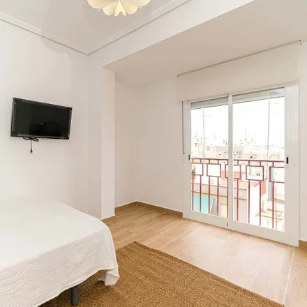 Rent this 6 bed room on Carrer Capità Baltasar Tristany in 71, 03204 Elx / Elche