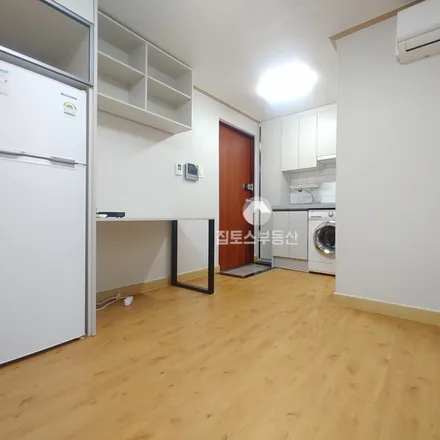 Rent this studio apartment on 서울특별시 관악구 봉천동 905-1