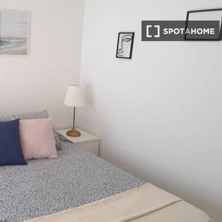 Rent this 4 bed room on Calle de Antonio Sangenis in 70-72, 50010 Zaragoza