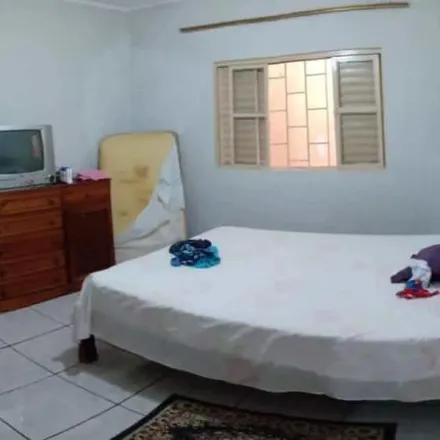 Buy this 3 bed house on Rua Luiz Pereira Barreto 116 in Vila Bandeirantes, Araçatuba - SP