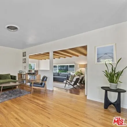 Image 7 - 19016 Bessemer Street, Los Angeles, CA 91335, USA - House for sale