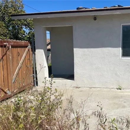 Image 2 - 800 5th Street, Colton, CA 92324, USA - House for sale