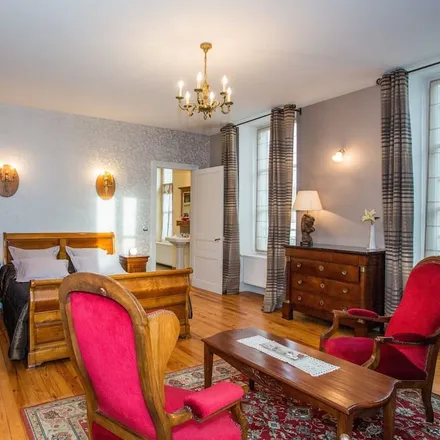 Rent this studio house on 11 place de la Garlande