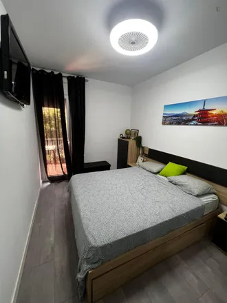 Rent this 5 bed room on Bonpreu in Carrer de Tamarit, 08001 Barcelona