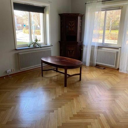 Rent this 3 bed apartment on Romanzia Pizzeria in Blasius Königsgatan, 372 35 Ronneby