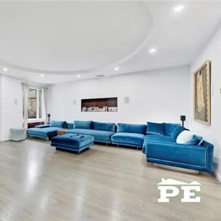 Image 4 - 2642 East 7th Street, New York, NY 11235, USA - House for sale