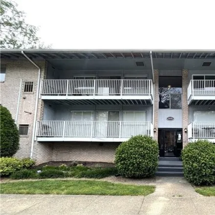 Buy this 2 bed condo on 5610 Crenshaw Road in Brook Hill, Henrico County