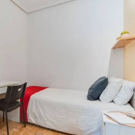 Rent this 4 bed room on Madrid in Sagaz Hermosilla, Calle de Hermosilla