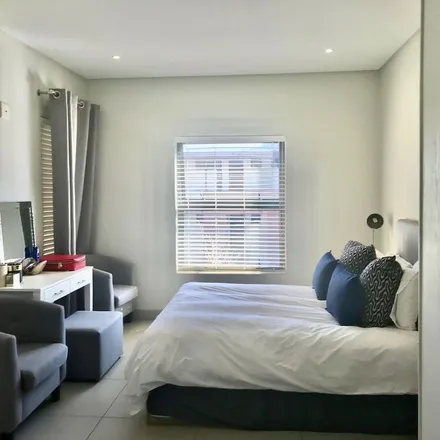 Image 4 - 238 Bryanston Drive, Johannesburg Ward 103, Sandton, 1617, South Africa - Apartment for rent