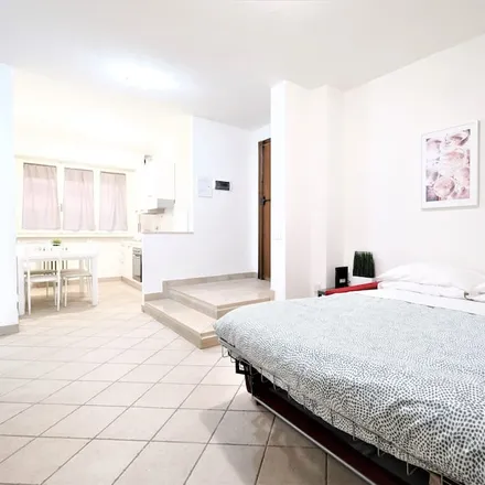Rent this studio apartment on Piazza Pietro Mascagni 18