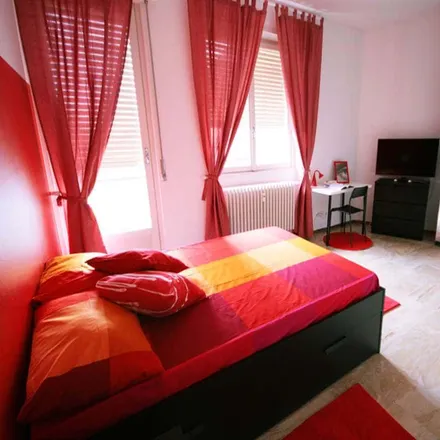 Rent this 5 bed room on Via Tortona in 86, 20144 Milan MI