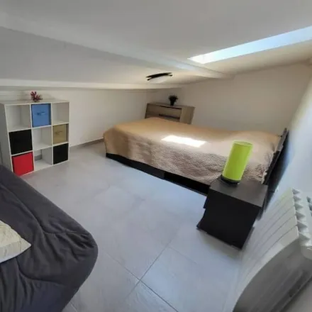 Rent this 2 bed apartment on 13110 Port-de-Bouc