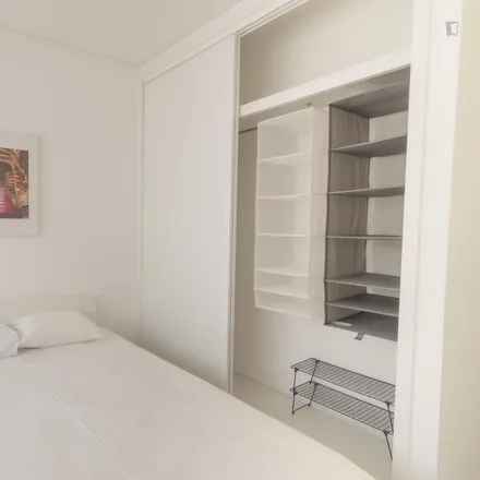 Rent this 4 bed room on Rua 1º de Maio in 4430-999 Vila Nova de Gaia, Portugal