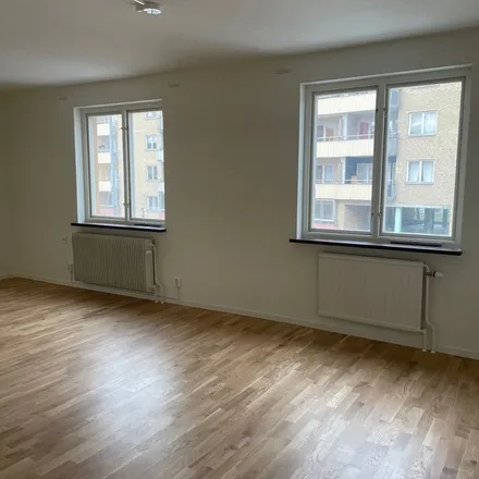 Rent this 4 bed apartment on Pizzeria Grodan in Bergsgatan, 632 27 Eskilstuna
