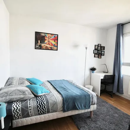 Image 2 - Tour Giralda, 2-4 Square Vitruve, 75020 Paris, France - Apartment for rent