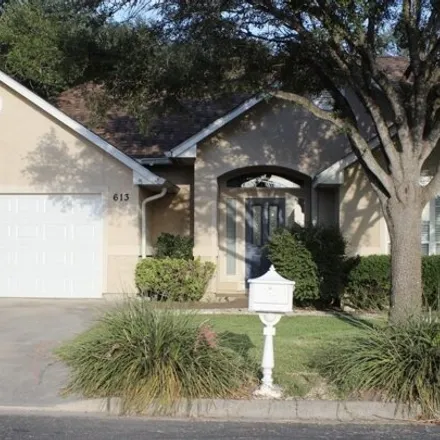 Image 2 - 811 Topaz Avenue, Seguin, TX 78155, USA - House for sale
