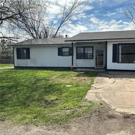 Buy this 2 bed house on 219 Jefferson Street in Morris, Okmulgee County