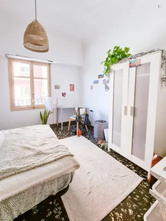 Rent this 4 bed room on Carrer del Pintor Gisbert in 21, 46006 Valencia