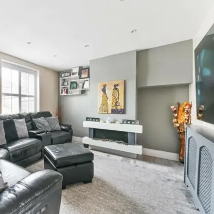 Image 2 - 21 St. Alban's Grove, London, SM5 1ND, United Kingdom - House for rent