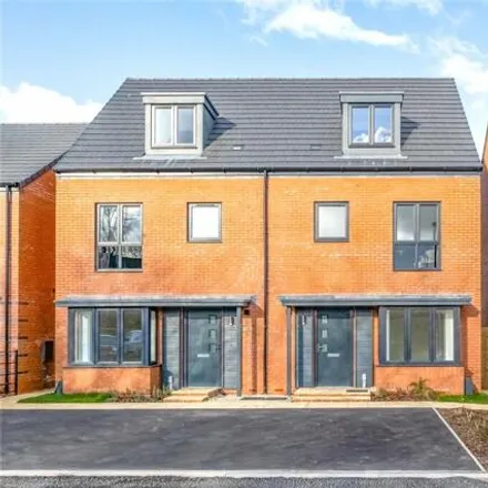 Rent this 4 bed townhouse on The Retreat in Brook Road, Swindon