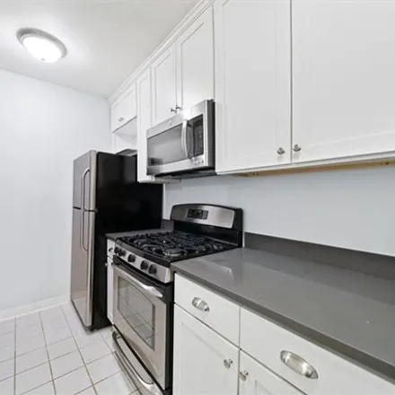 Image 4 - Scrimshaw House, 23 Water Grant Street, Ludlow, City of Yonkers, NY 10701, USA - Condo for sale