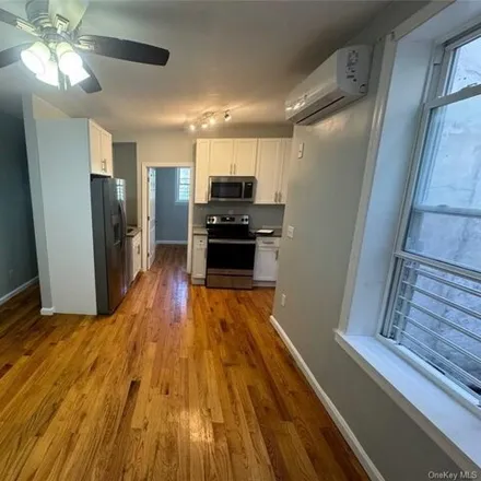Image 2 - 927 East 213th Street, New York, NY 10469, USA - Apartment for rent