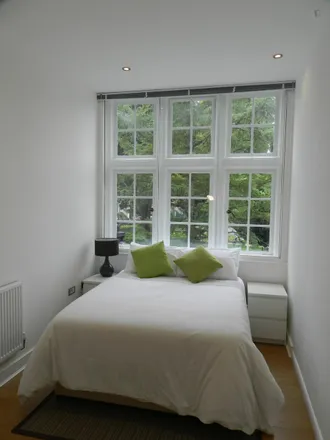 Rent this 3 bed room on Ada Road in London, SE5 7RW