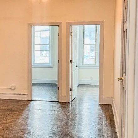 Image 4 - 580 Grand Street, New York, NY 11206, USA - House for rent