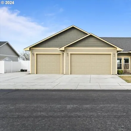Buy this 3 bed house on 2025 Northeast 8th Street in Hermiston, OR 97838