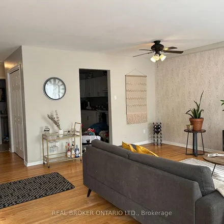 Image 5 - 2856 Danforth Avenue, Old Toronto, ON M4C 1M1, Canada - Apartment for rent