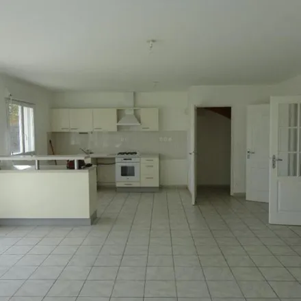 Rent this 4 bed apartment on 3 Rue du 19 Mars 1962 in 86000 Poitiers, France