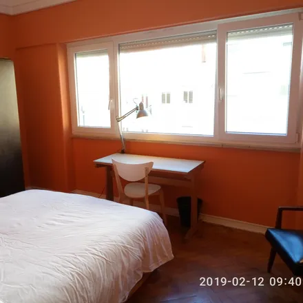 Rent this 5 bed room on Ótica Nova Campolide in Rua Marquês de Fronteira 165, 1070-294 Lisbon