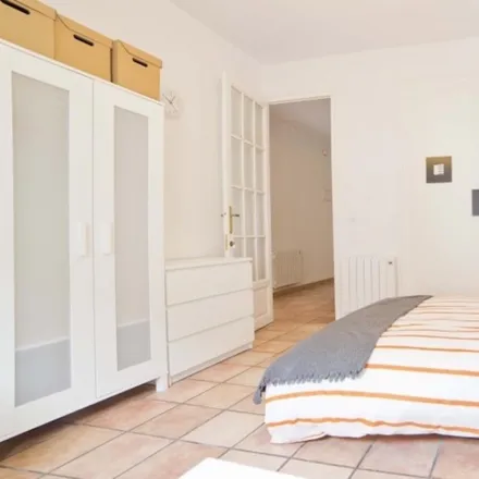 Rent this 5 bed room on melocomo in Carrer de l'Almirall Cadarso, 30