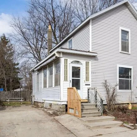 Buy this 4 bed house on 511 North 6th Street in Grand Haven, MI 49417