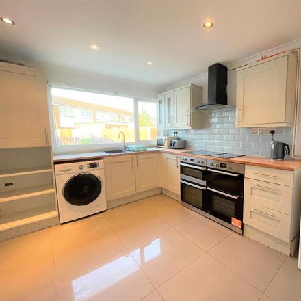 Rent this 6 bed house on Ormonde Avenue in Epsom, KT19 9EP