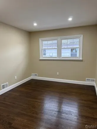 Image 7 - 11 West Walnut Street, Jefferson Park, Metuchen, NJ 08840, USA - Apartment for rent