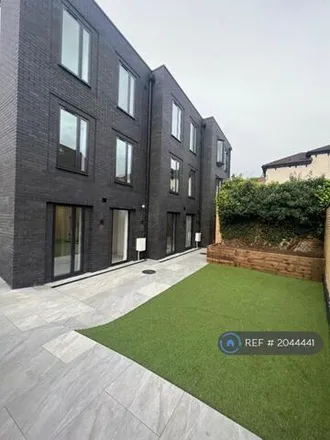 Rent this 4 bed townhouse on Lower Park Road in London, DA17 6EE